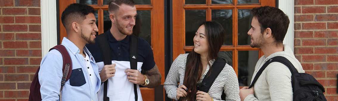 工商管理(MBA) students talking in front of the Smith-Bonvillian building at 十大最大的网络彩票平台.